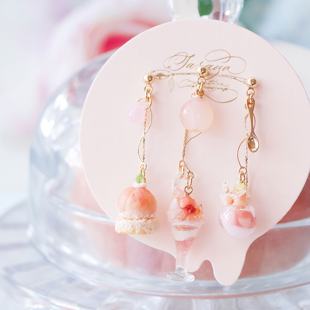 可愛らしいカタチの箔押し台紙にお客様の作品をセット