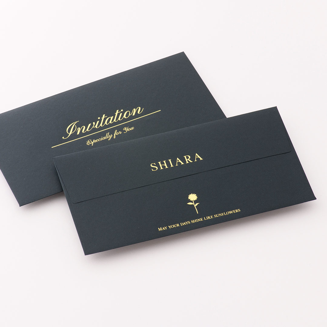 漆黒の紙と金のコントラストが、エステサロンの洗練された世界観を表現する封筒