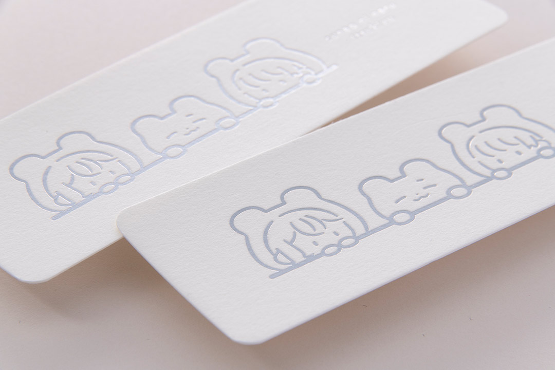 デフォルメイラストを箔押しした「トレーディング名刺・名刺風カード」の例