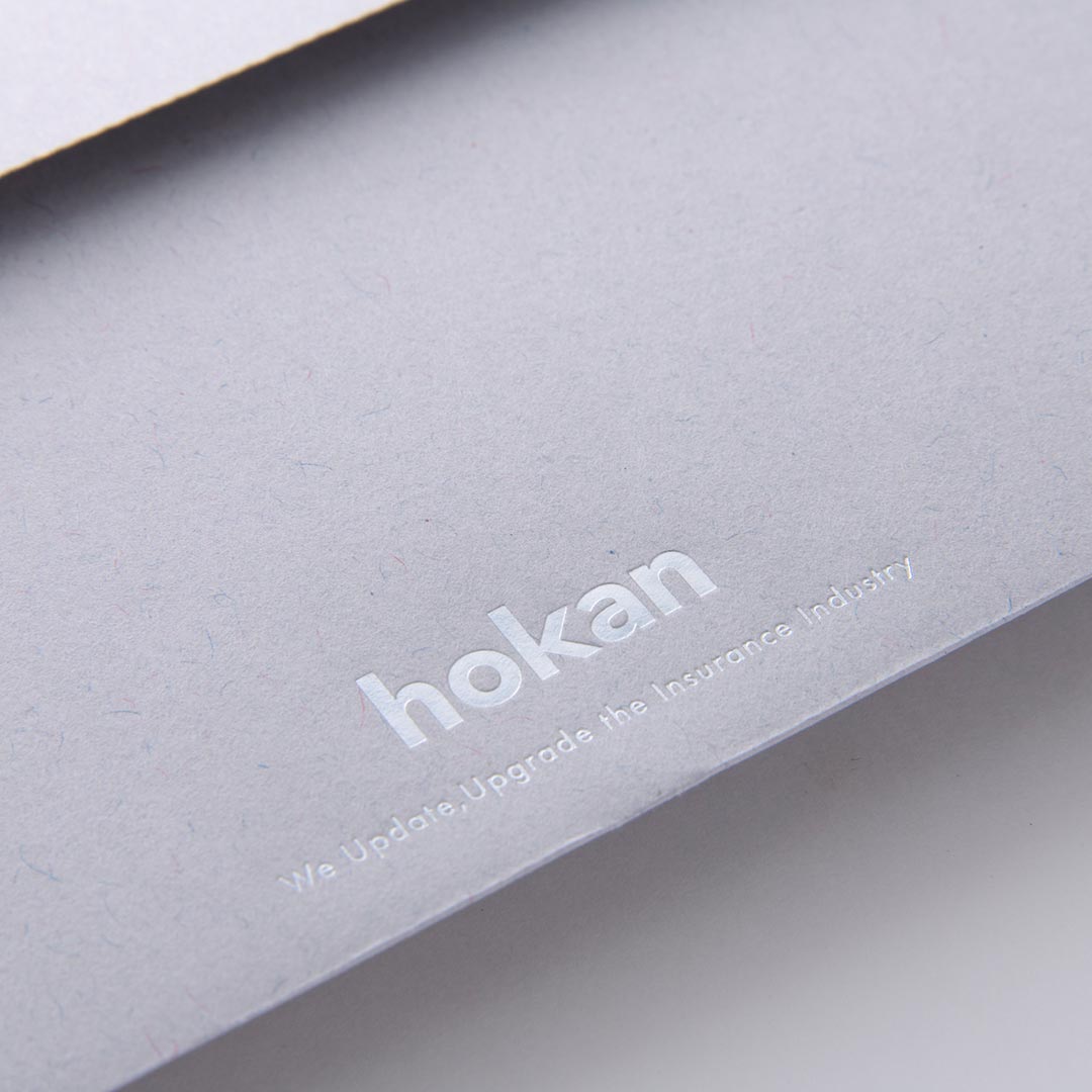 グレーの封筒につや消し銀箔で箔押し加工。シンプルデザインかっこいい!