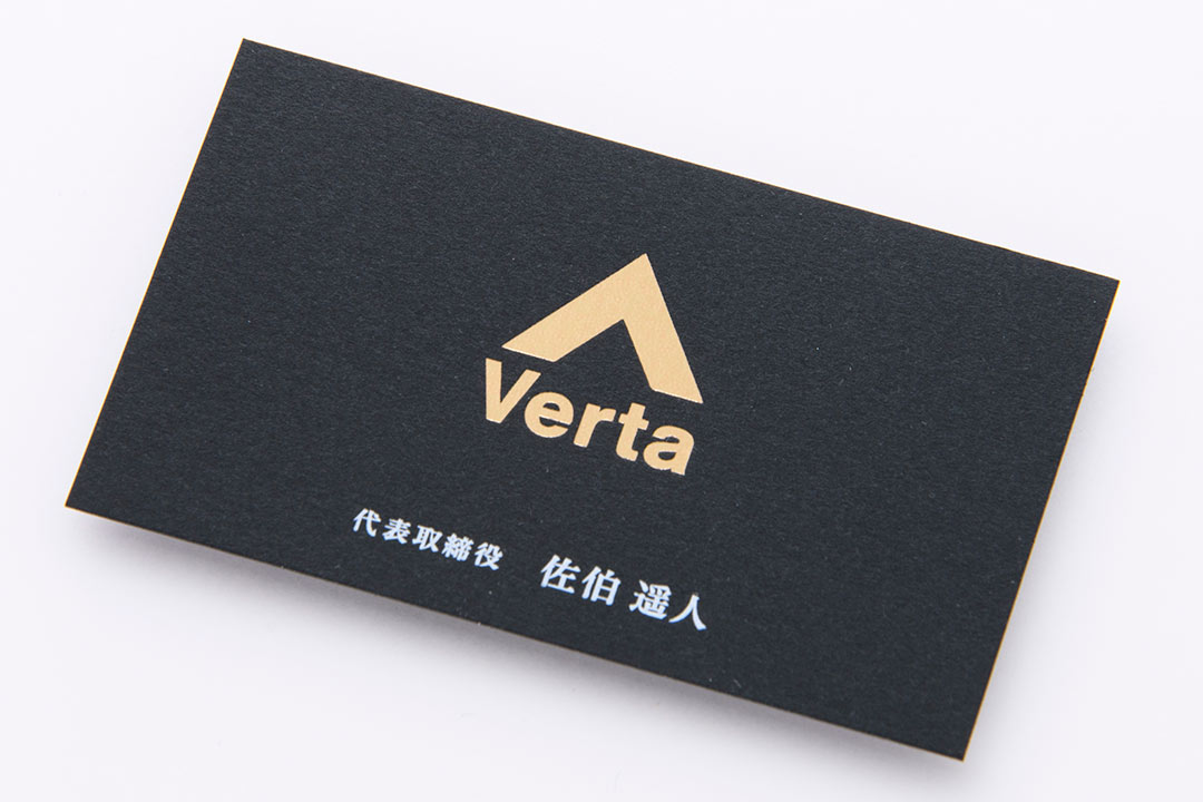 ディープマットブラックとブラウン箔のやさしく存在感のある名刺