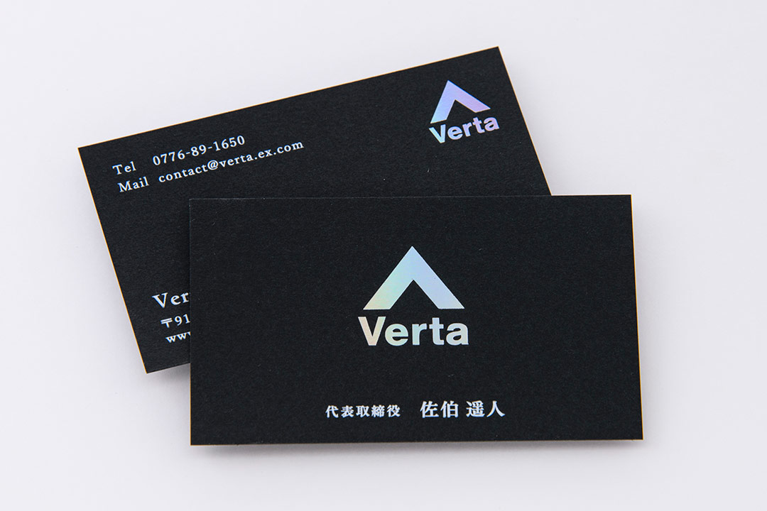 ディープマットブラックとホログラム箔レインボーの特別感のある名刺