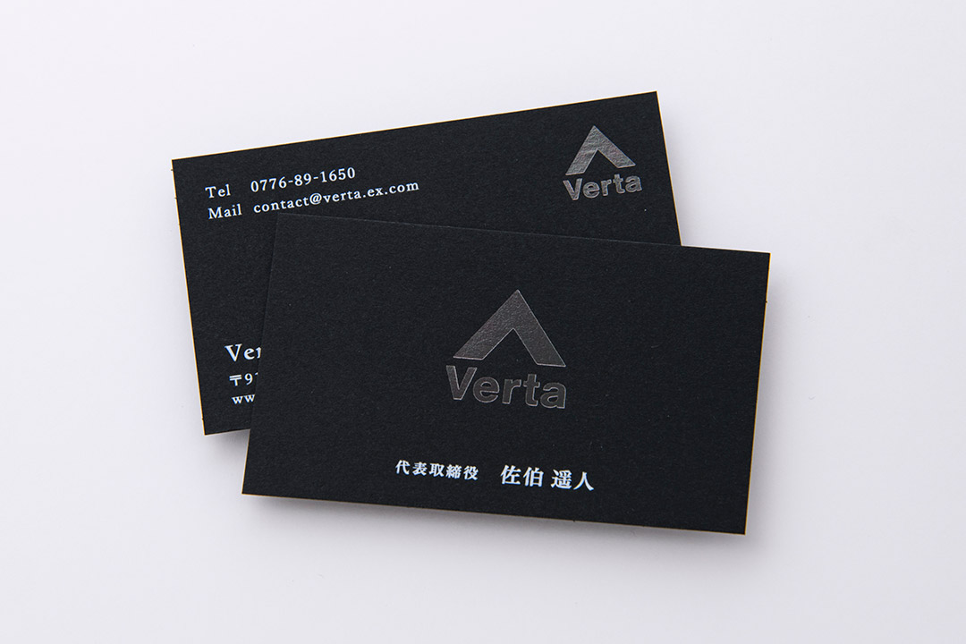 渋さと柔らかさを併せ持つ、ディープマットブラック×チャコールグレー箔