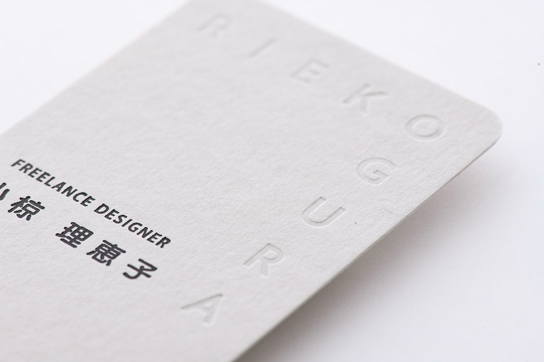 個人事業主のデザイナーの箔押し名刺の制作事例