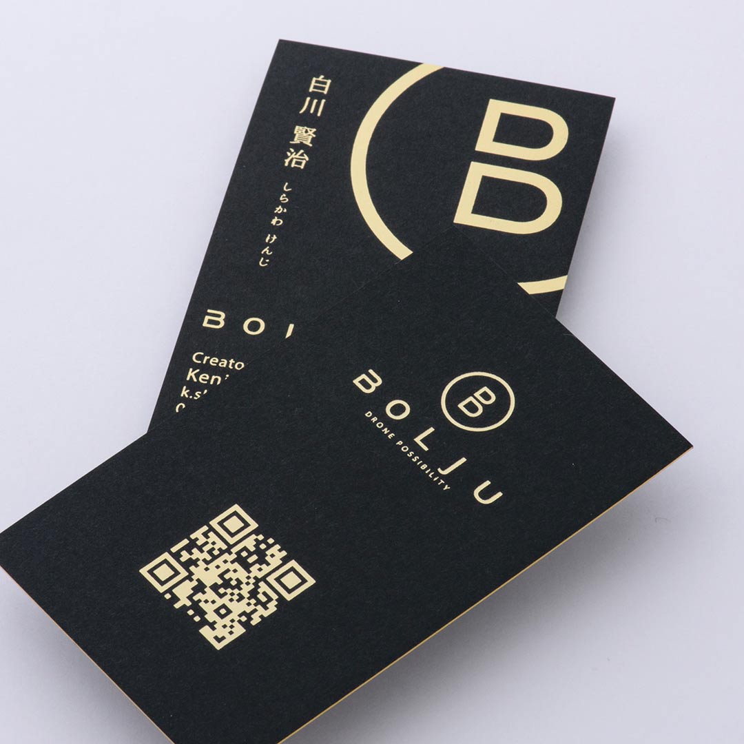 ケンランのくろにつや消し青金箔108のロゴが上品に浮かび上がる、洗練された名刺