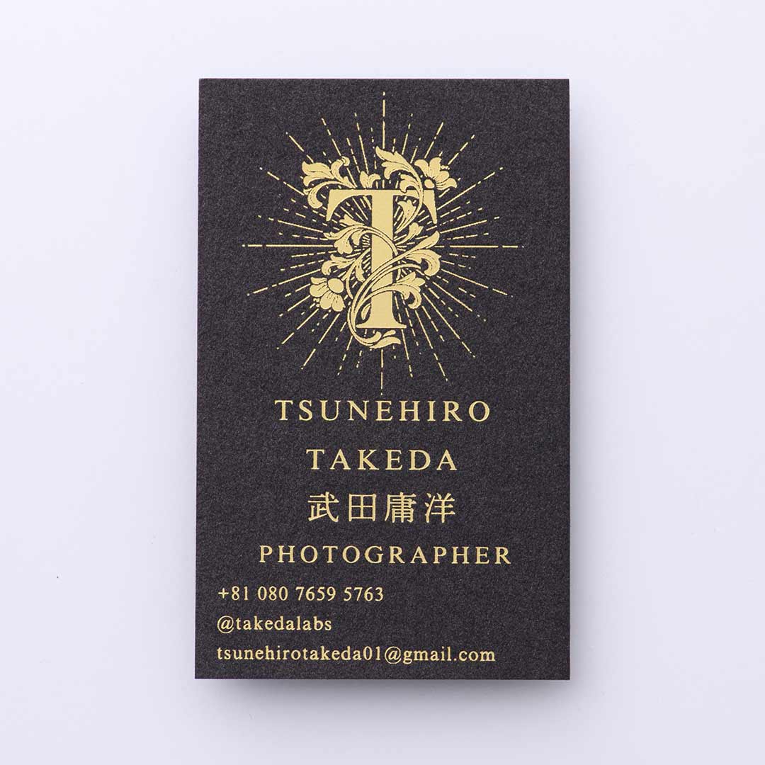 箔押しのみで制作された濃茶色の高級名刺