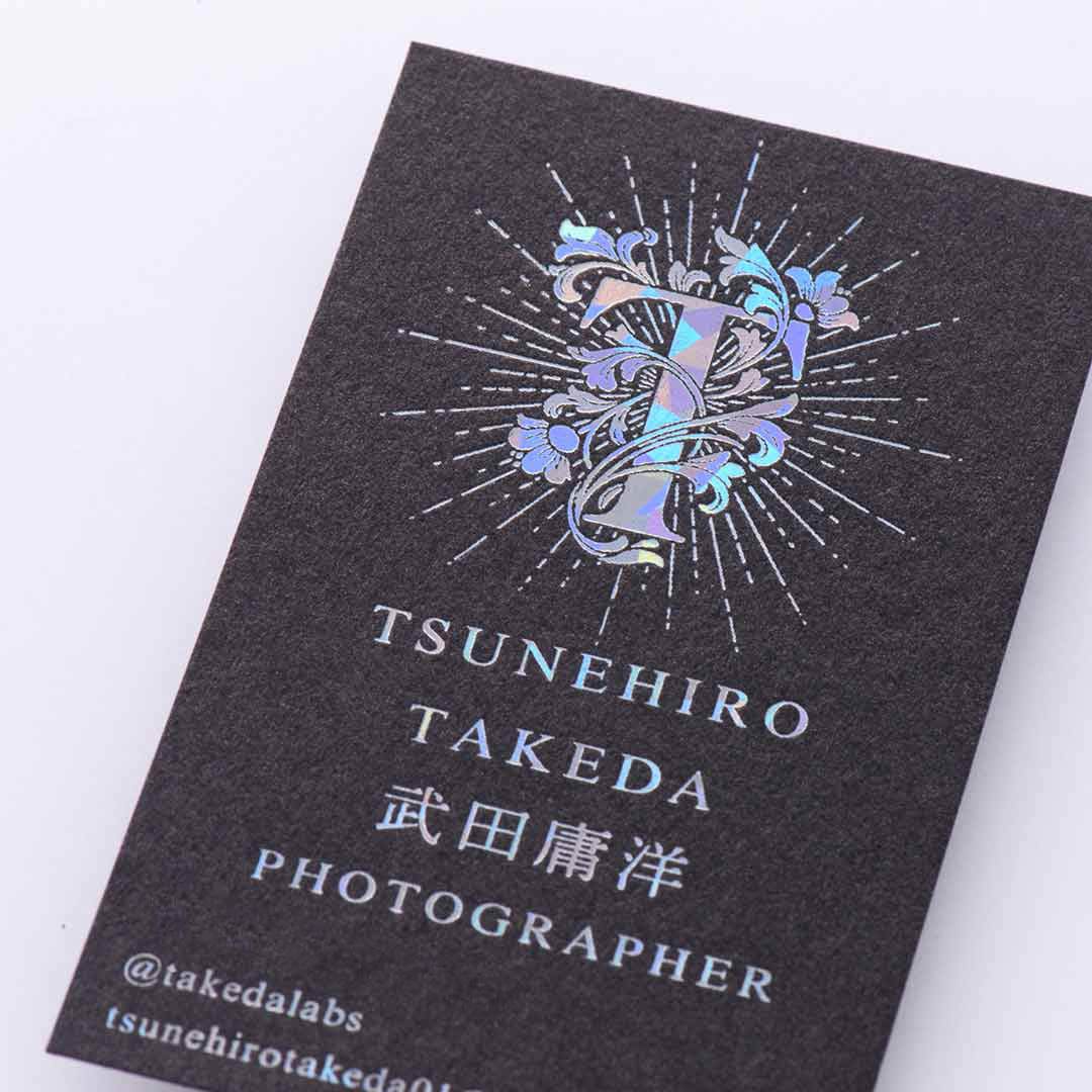 ホログラム箔が七色に輝く名刺