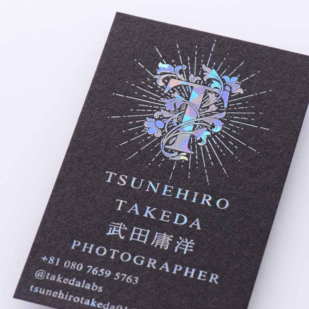 ホログラム箔が七色に輝く名刺
