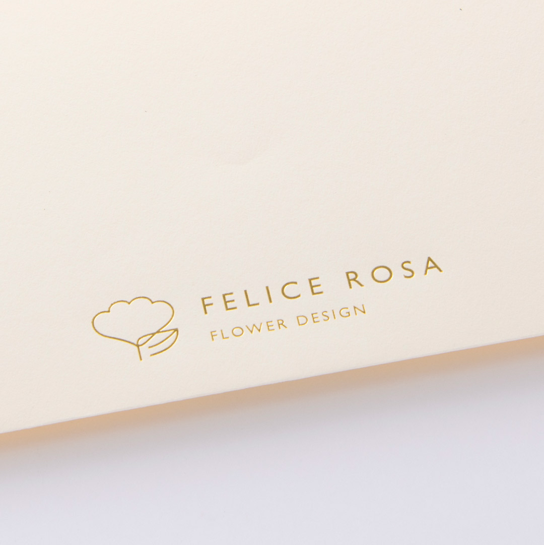 ナチュラルホワイトの優しい紙質にゴールドの箔が映える、高級感あふれる封筒