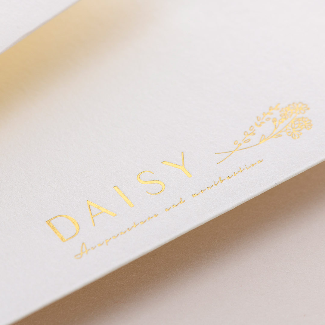 箔が輝くエステサロンのオリジナル封筒