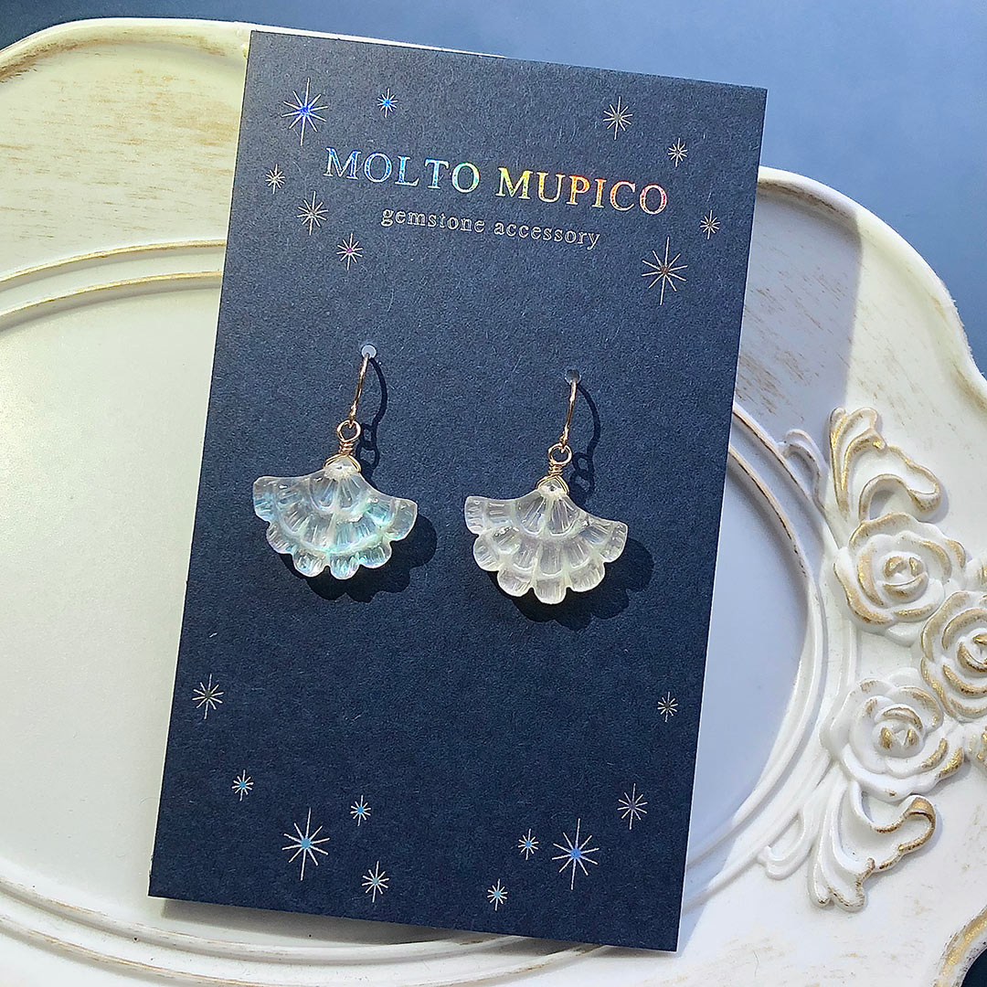 虹色に輝くホログラム箔のアクセサリー台紙