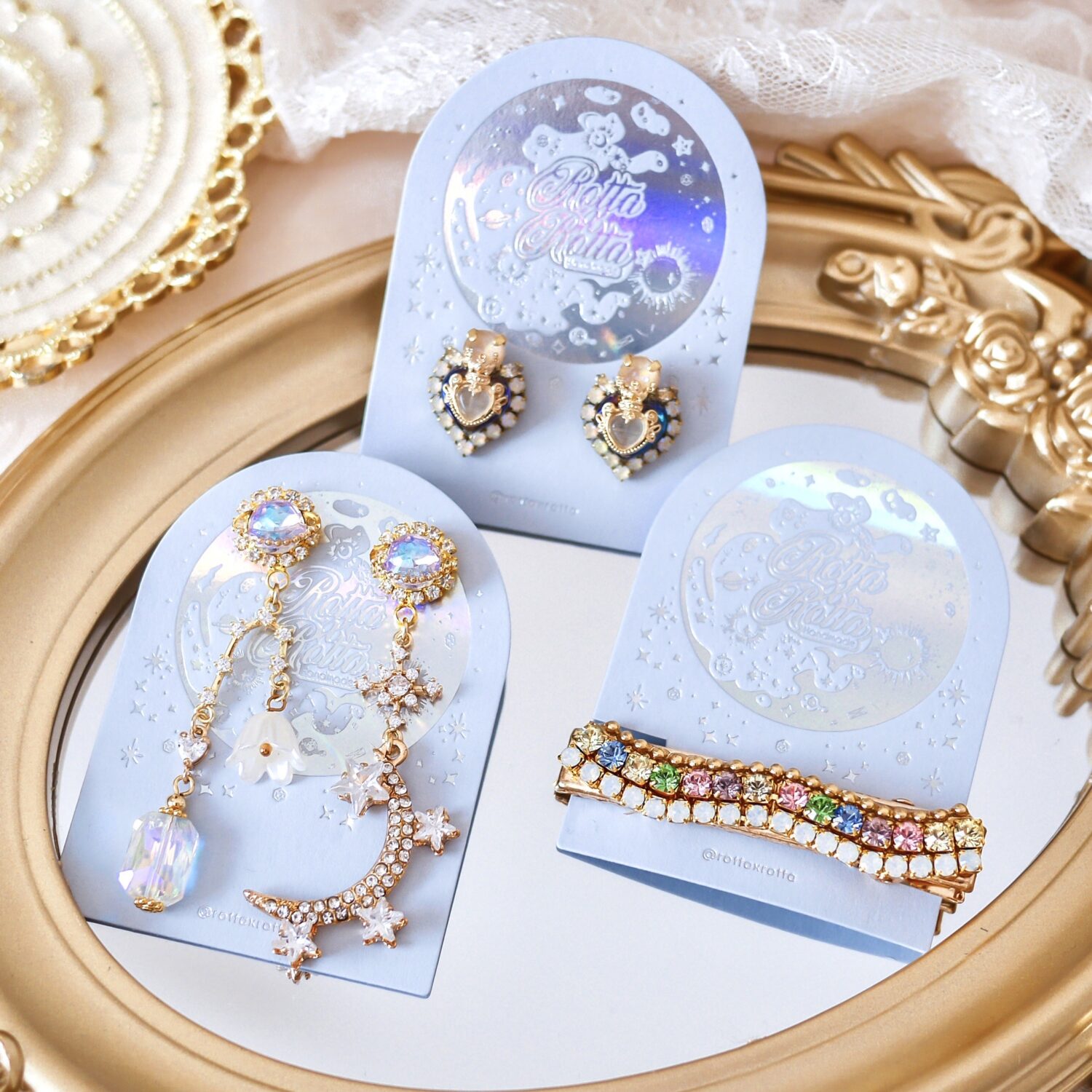 箔が輝くドーム型のアクセサリー台紙