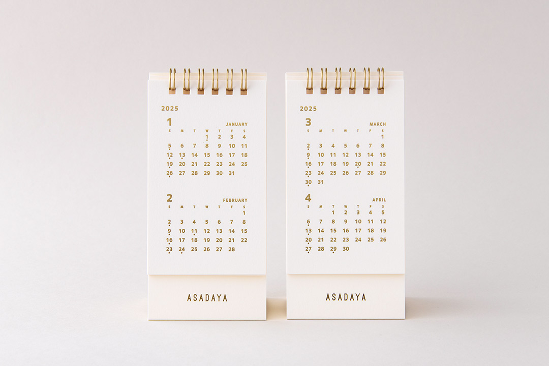 カレンダー業界No1お洒落な名入れ卓上カレンダー！箔押し職人が作る完成されたシンプルと美しさ。