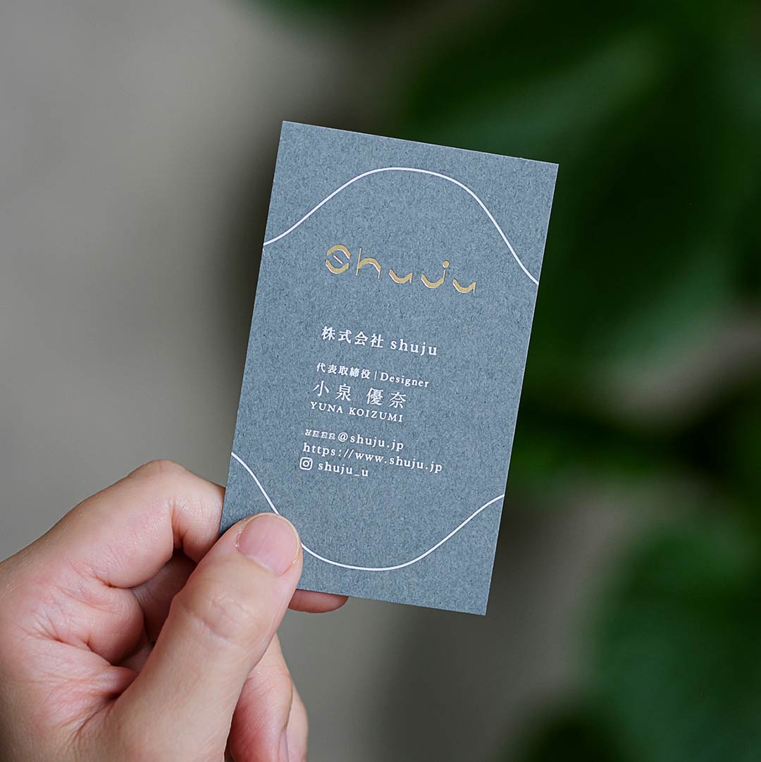 落ち着いたブルーグレーの紙色の上で、上品に輝くつや消し金箔と顔料白箔