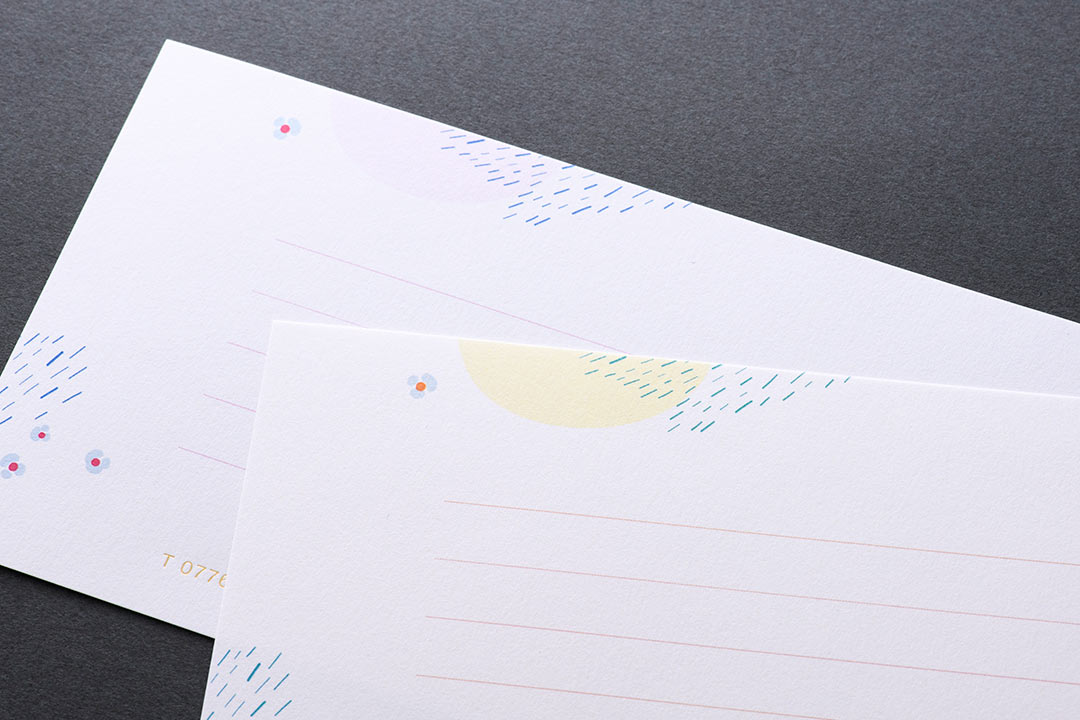 小さなお花の模様がかわいらしい箔押し一筆箋