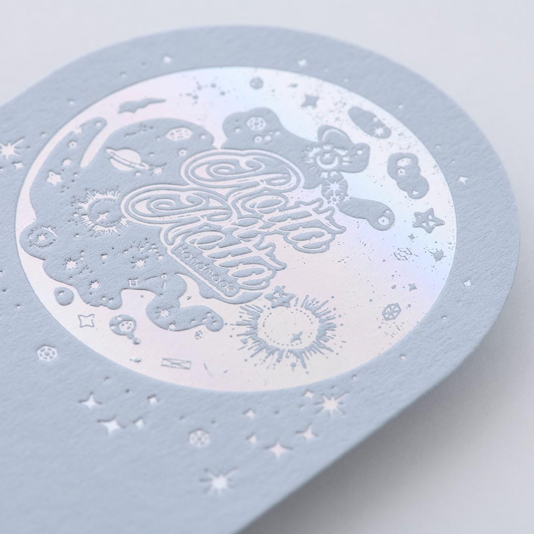 紙│カラープランス クールブルー<br>箔│ホログラム箔レインボー