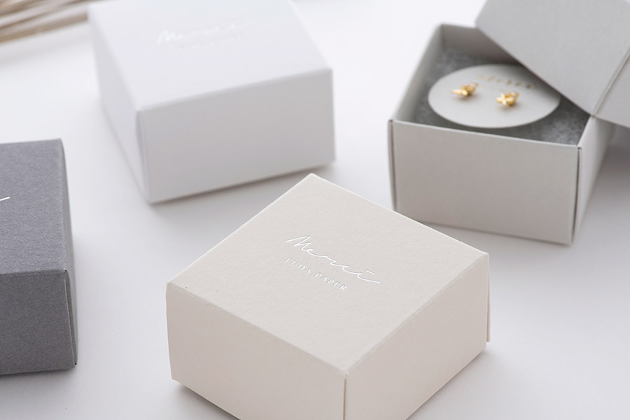 指輪やブローチが入る小箱