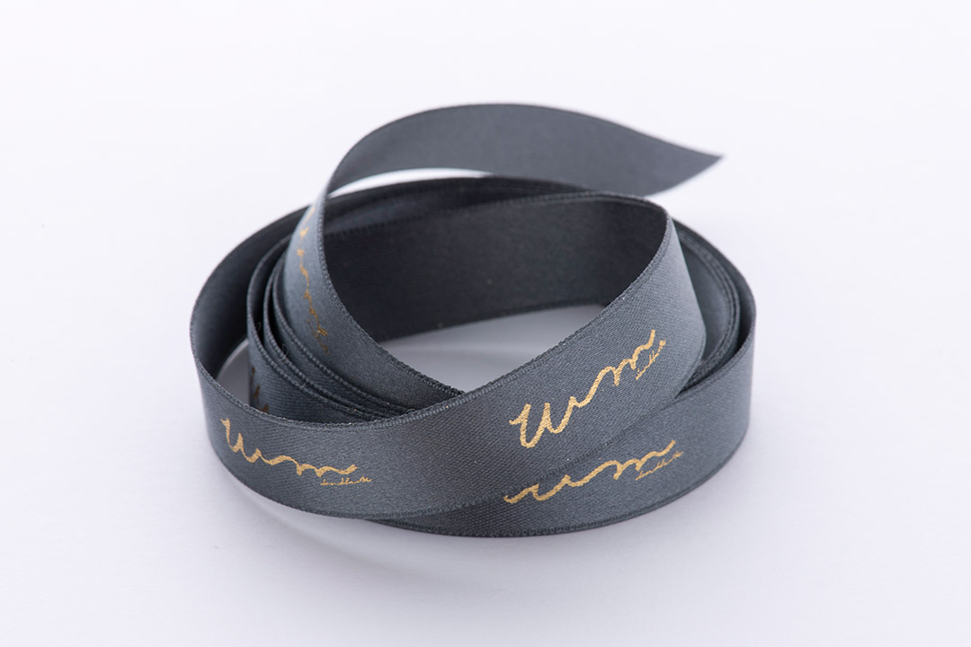 ダークグレーリボン